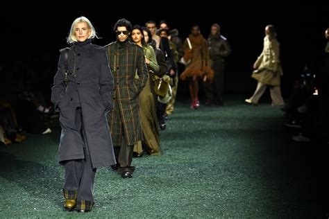 burberry sfilata commenti|Le tradizioni di Burberry e la sfilata alla London Fashion Week.